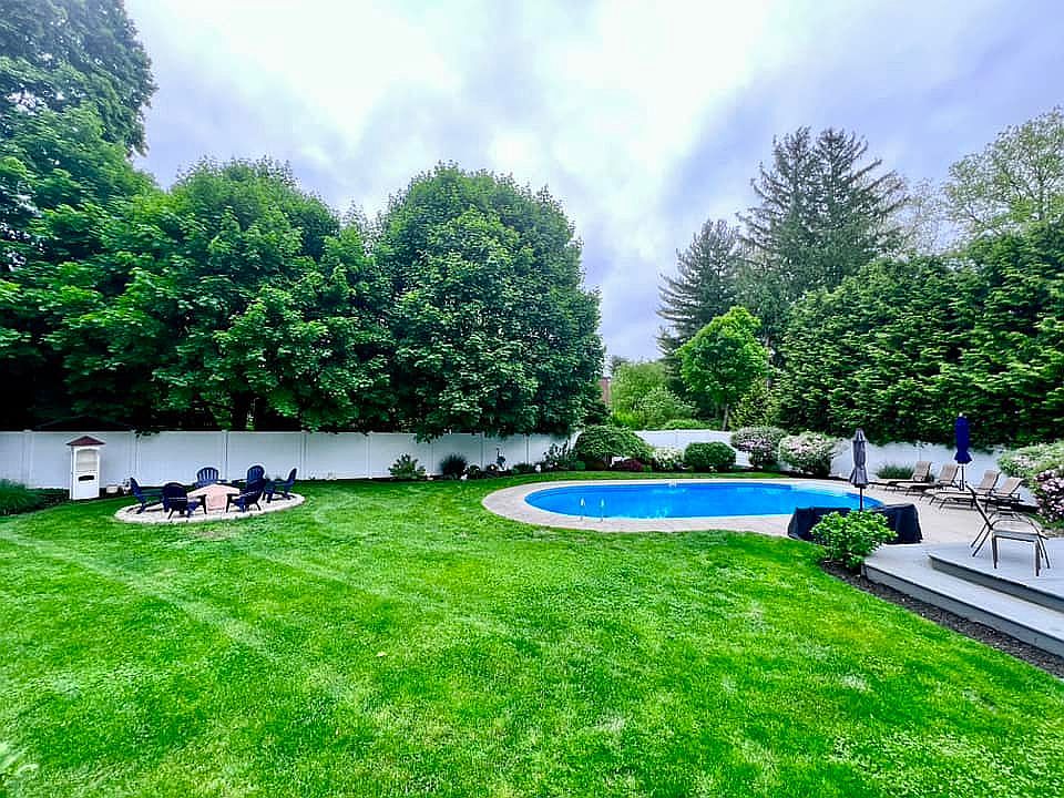 Large backyard to entertain