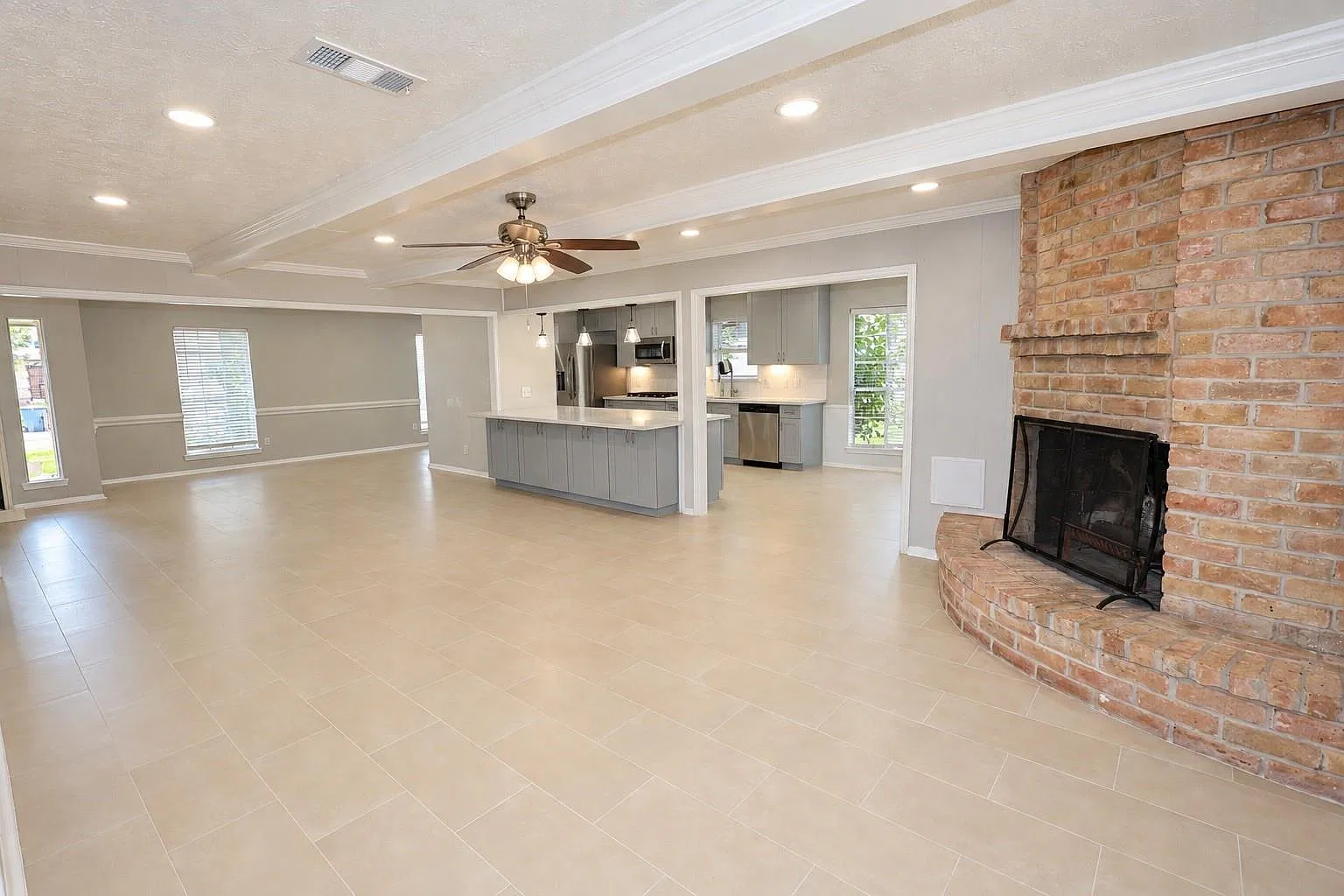 4 bed, 2.0 bath, 2511 sqft, $2,400 — Photo 3
