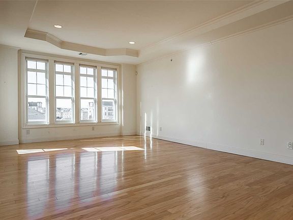 4th image of 304 Roosevelt Way