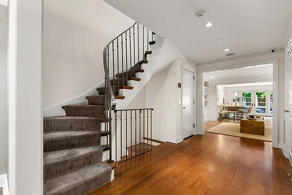 Sold by Sloane Square | media 9