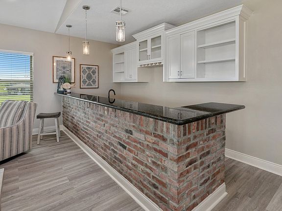 4th image of 401 N Riverside Ct