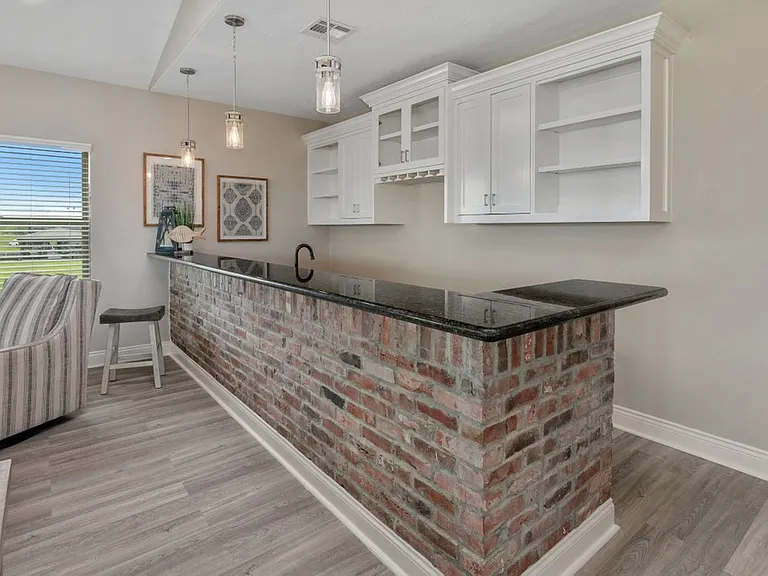 401 N Riverside Ct — Photo 4