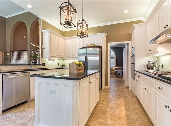 4th image of 2822 Mayfair Ln