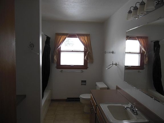 5th image of 1221 E Curtis St