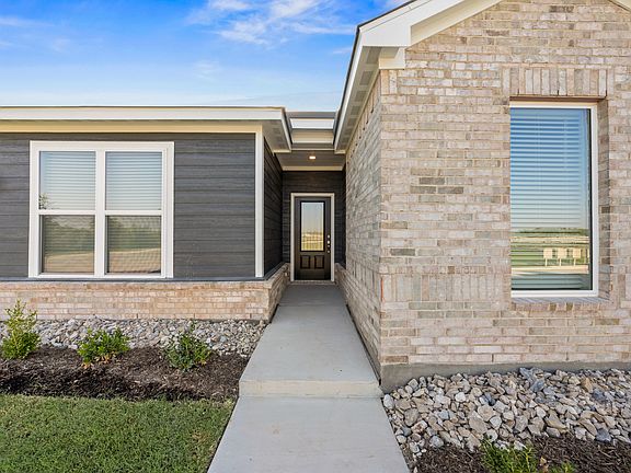3rd image of 924 Camelia Grove Ct