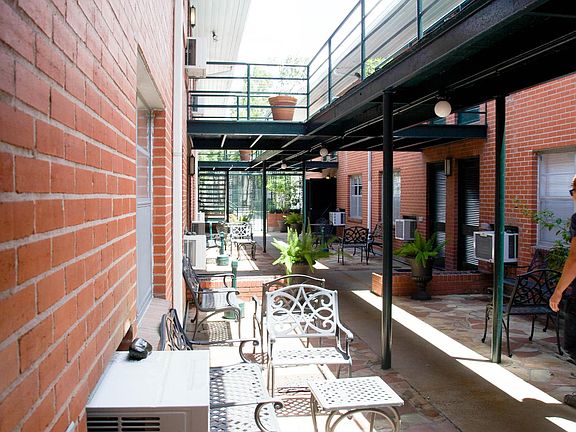 4th image of 3110 Greenbriar Dr APT 3