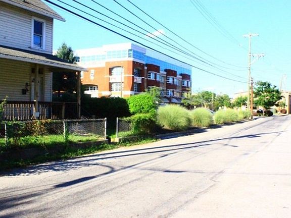 5th image of 719 Harmony St