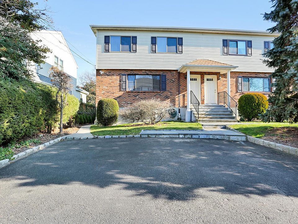 Front of Townhouse with 3 parking spaces