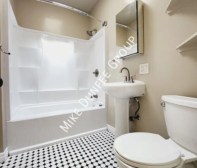 412 E 7th St #2 — Photo 24
