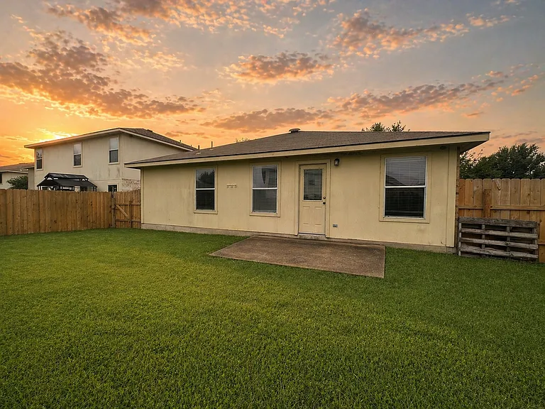 200 Meadow Park Dr — Photo 12
