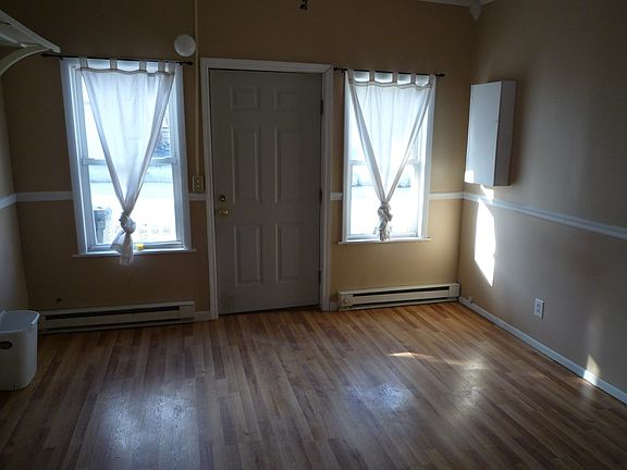 4th image of 46 1/2 Montcalm Ave