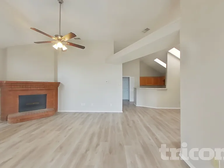 908 Winchester Ln — Photo 3
