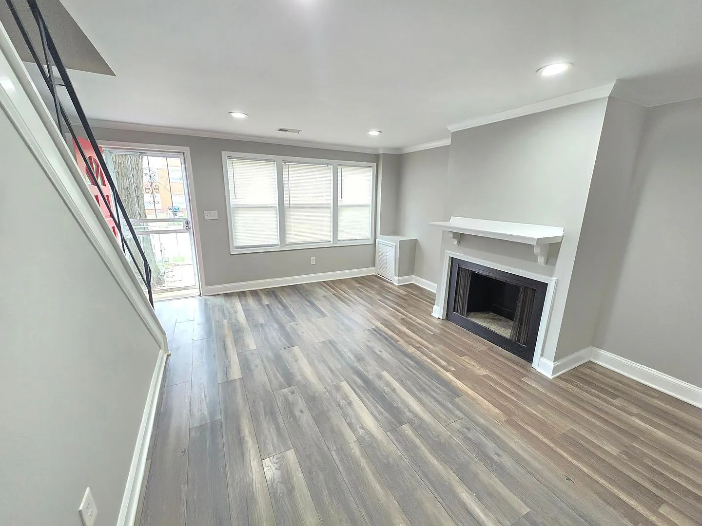 Charming 3 Bedroom Home in the Lakeland Neighborhood — Photo 3