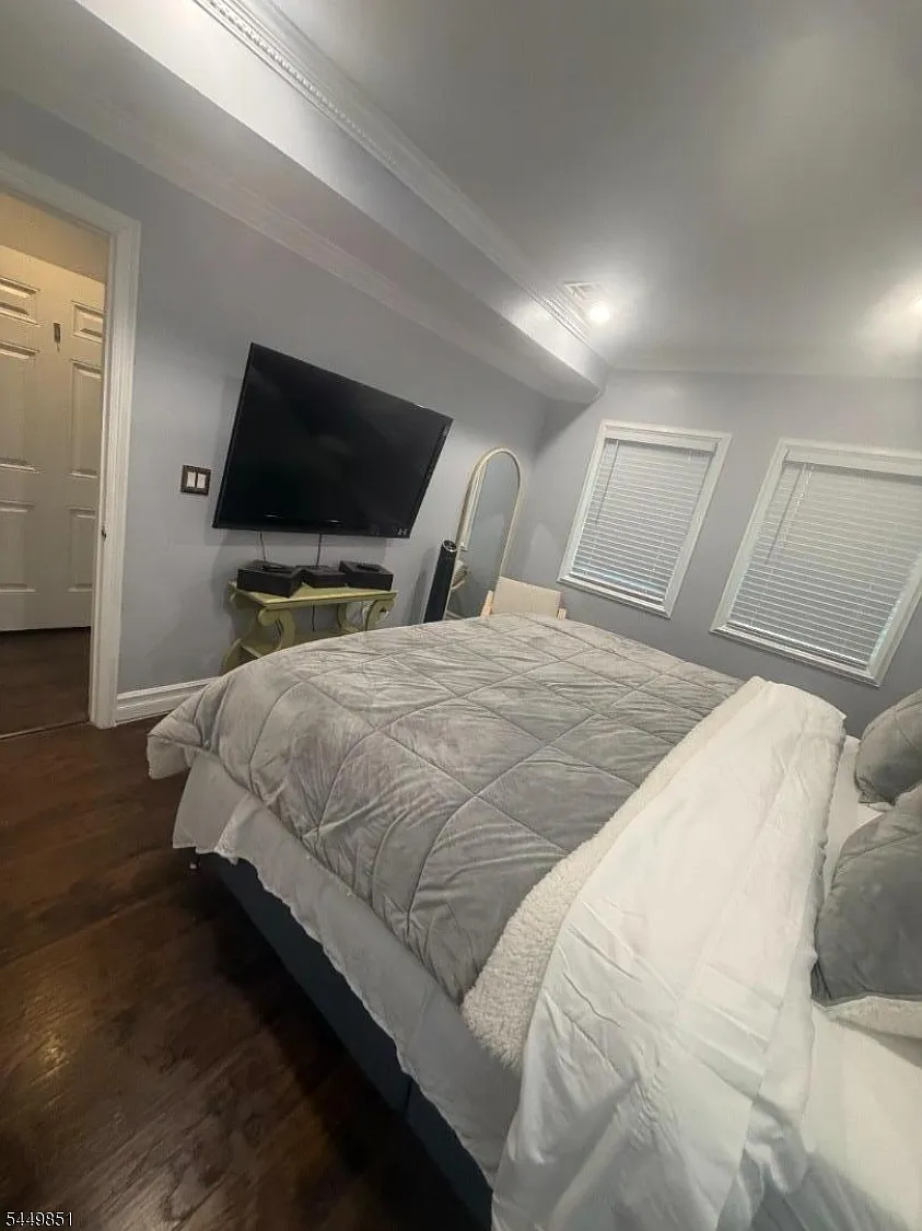 3 bed, 1.0 bath, $3,000 — Photo 2