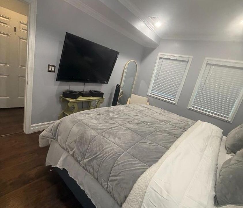 2nd image of 834 Summer St