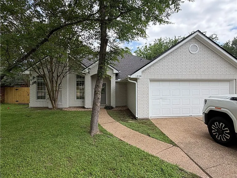 1208 Bayou Woods Dr — Photo 1