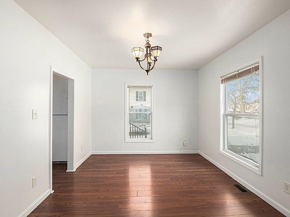 5th image of 718 Center St