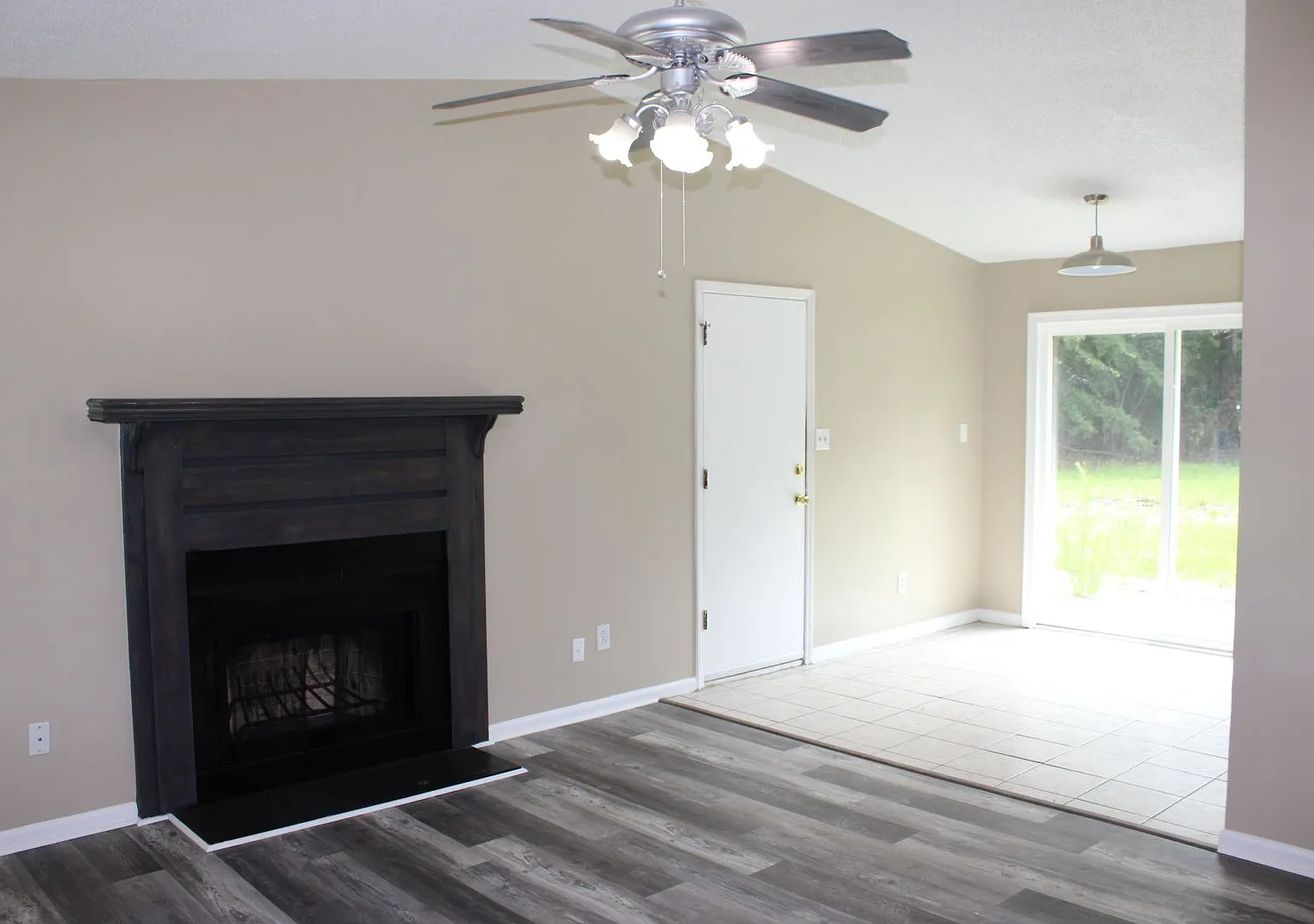 Beautifully renovated home in Newport, NC! — Photo 3