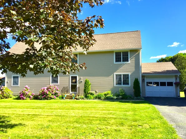 2 Meadow Oak Ln #B, South Deerfield, MA 01373