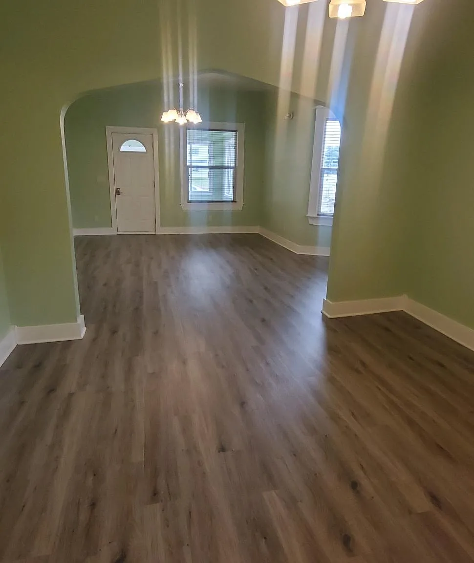 5 bed, $2,100 — Photo 1