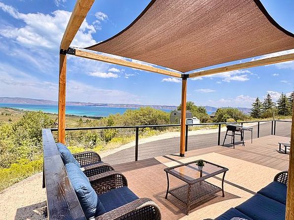 796 Lakeside Dr