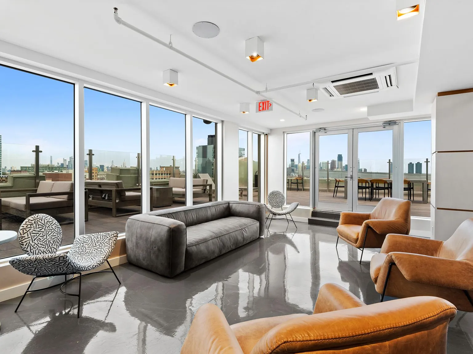 880 Bergen Ave — Photo 3