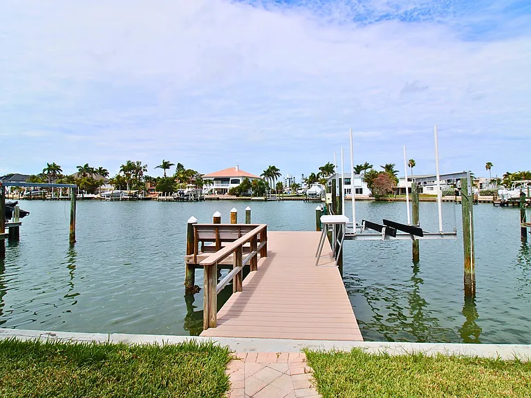 10128 Yacht Club Dr — Photo 2