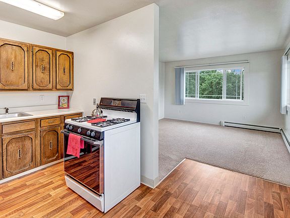 Village at Calais Apartments - Kitchen