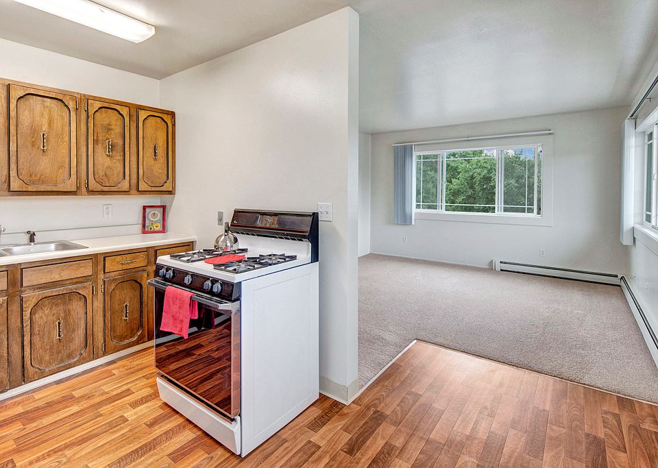 Village at Calais Apartments - Kitchen
