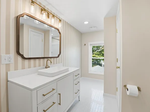 22 Vernon St #3, Warren, RI 02885