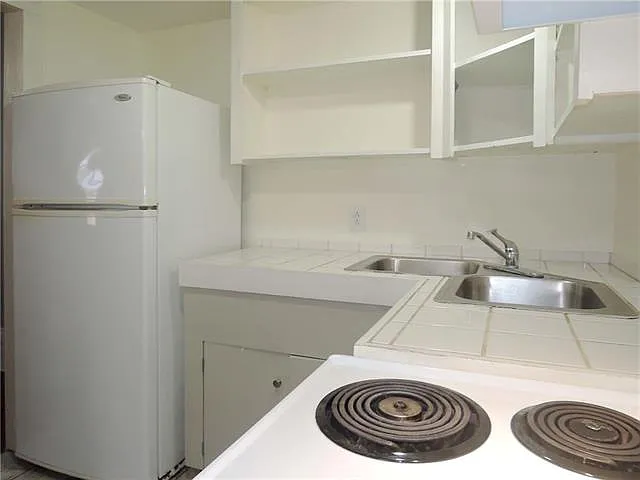 935 Touro St — Photo 9