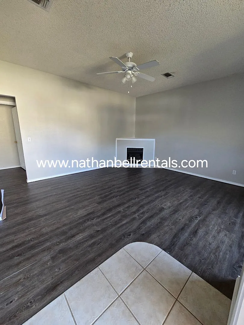 Single Family Home: 3 bed, 2 bath — Photo 1