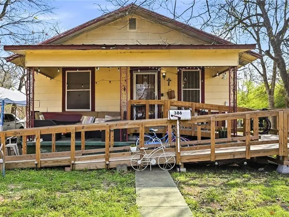 386 E Nacogdoches St, New Braunfels, TX 78130