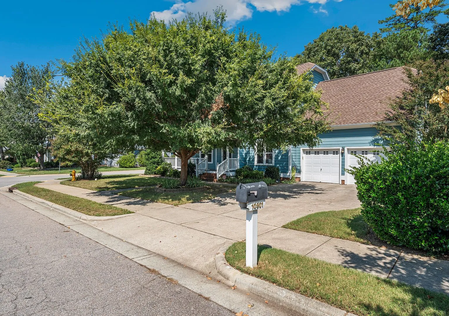 Newly Updated House in Falls River Neighborhood — Photo 2