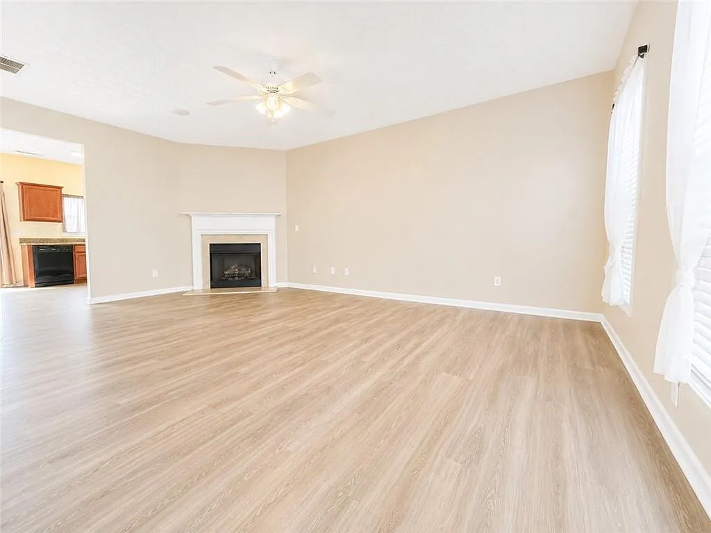 4 bed, 2.5 bath, 1728 sqft, $2,050 — Photo 3