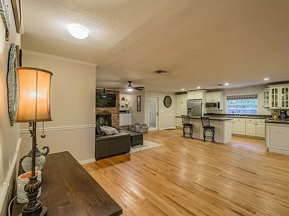 3rd image of 15504 N Himes Ave