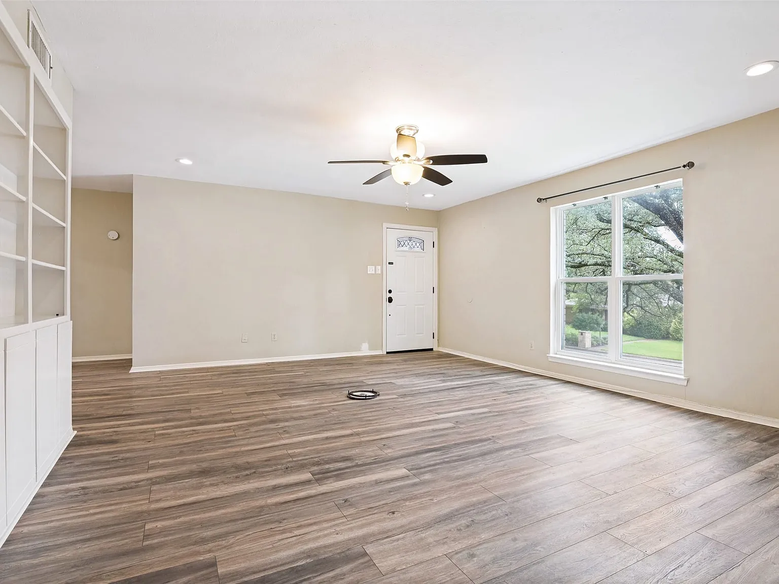 3 bed, 2.0 bath, 1627 sqft, $1,900 — Photo 3