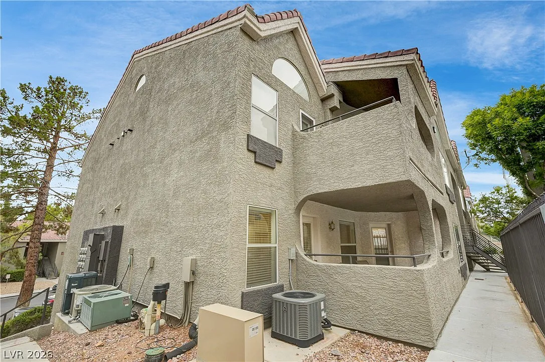 2 bed, 2.0 bath, 1044 sqft, $1,600 — Photo 3