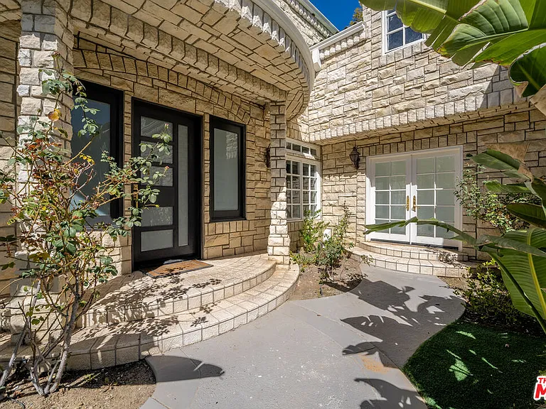 2387 Stratford Cir — Photo 5