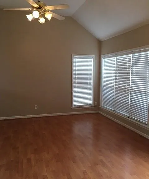 107 Glen Meadow Ct — Photo 3