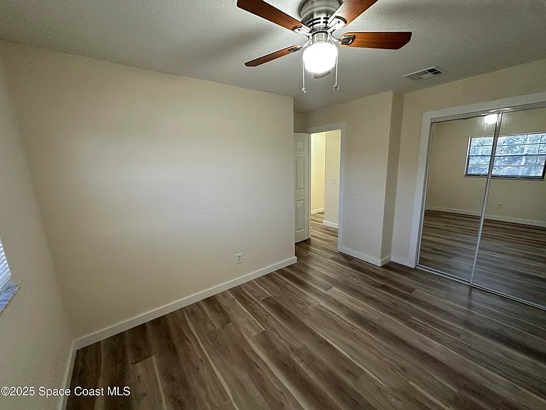 565 Jackson Ave — Photo 11