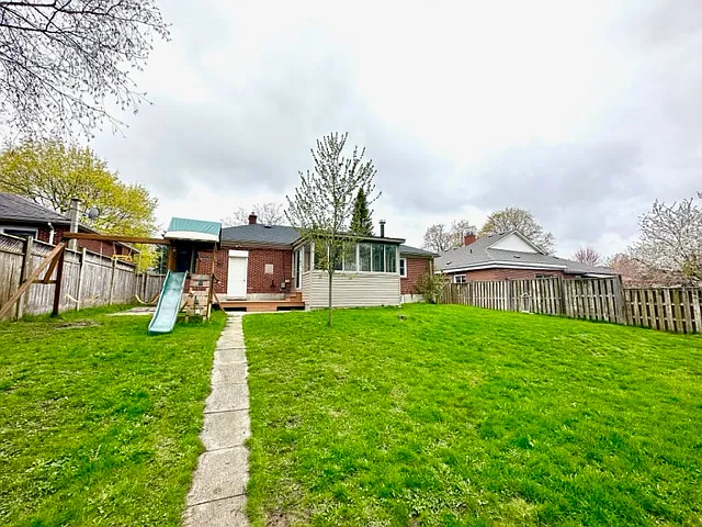 320 Brock St — Photo 16