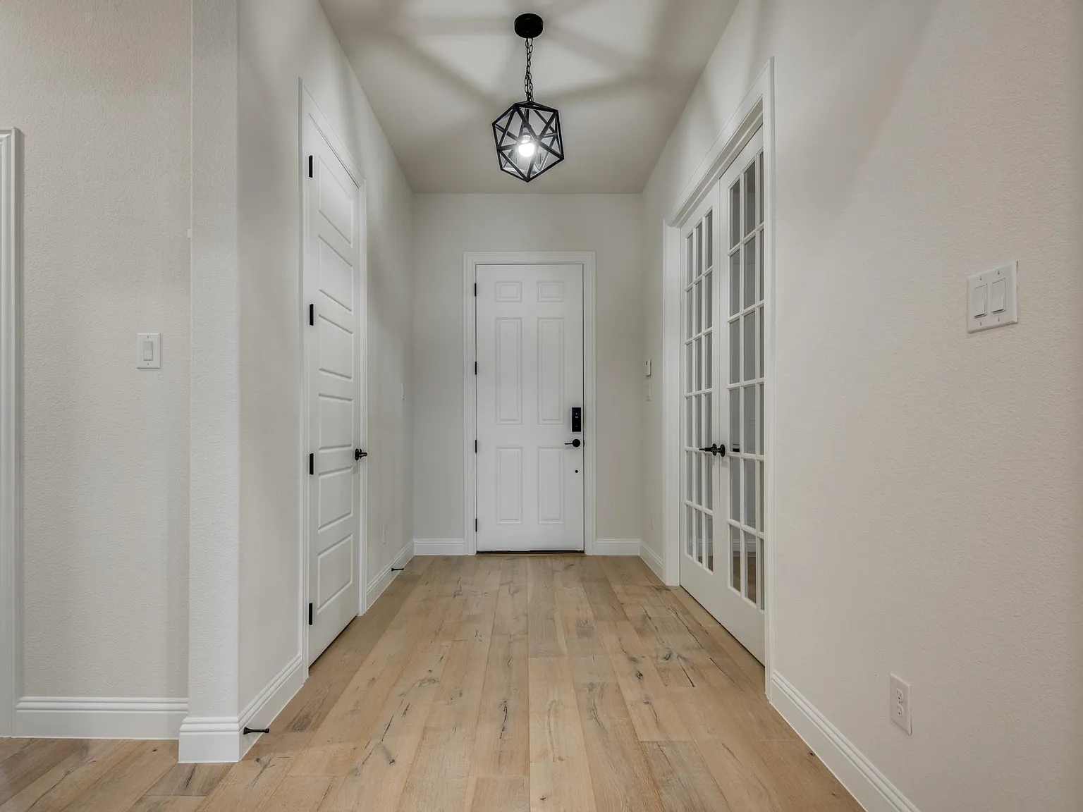 3 bed, 2584 sqft, $4,000 — Photo 4