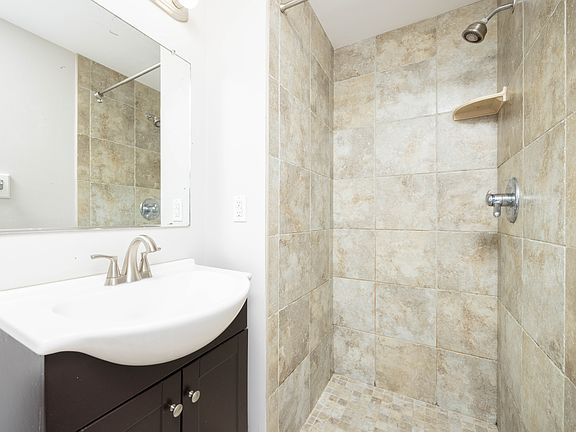 3rd image of 727 Oakland Ave APT 1