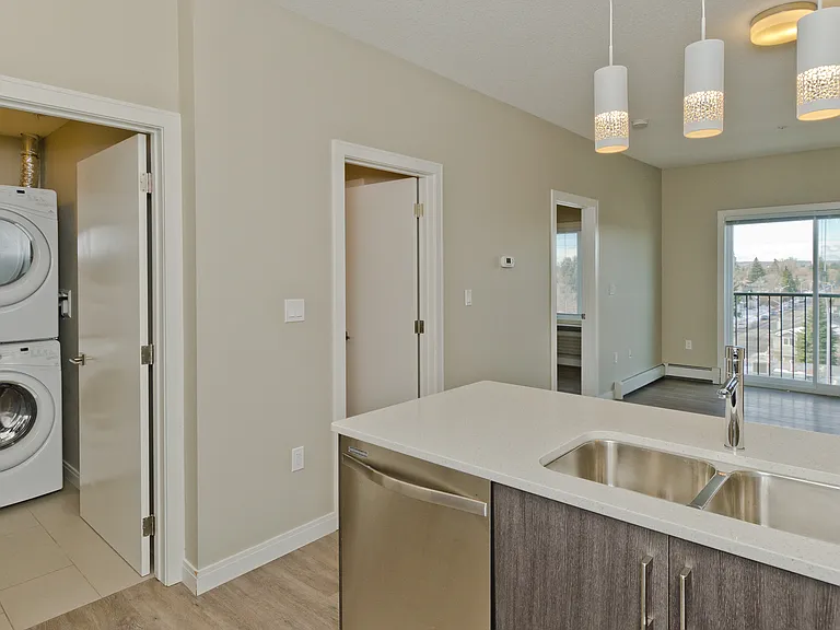 2110 Centre St N — Photo 11