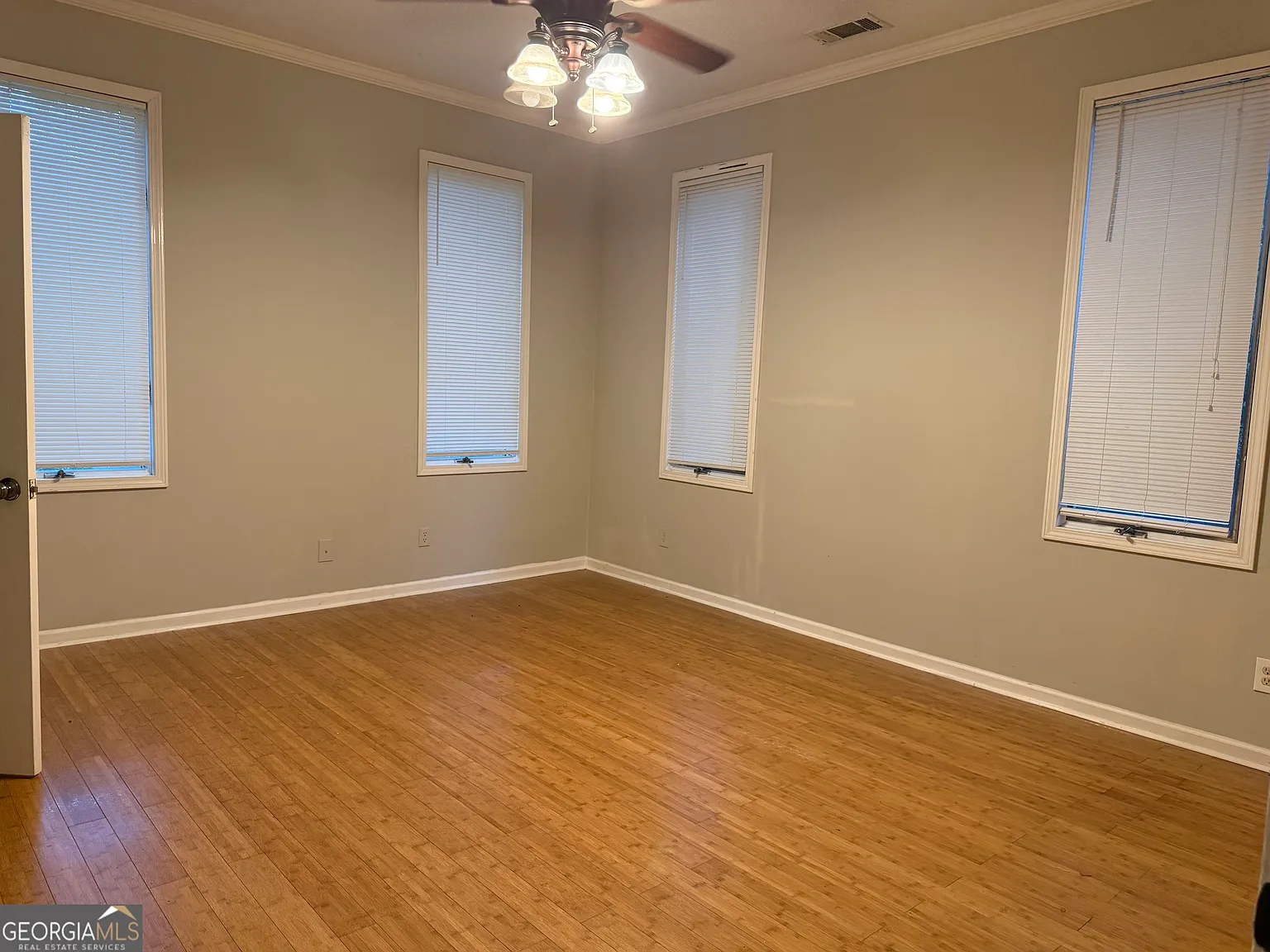 4 bed, 3.0 bath, 2406 sqft, $2,200 — Photo 4