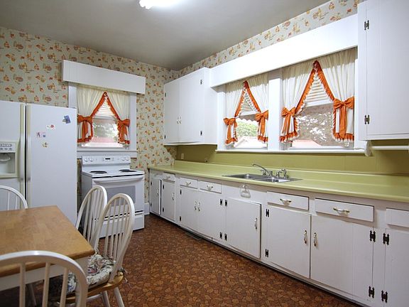 4th image of 402 Bond Ave
