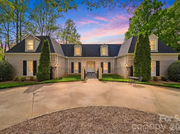 935 19th Ave NW, Hickory, NC 28601