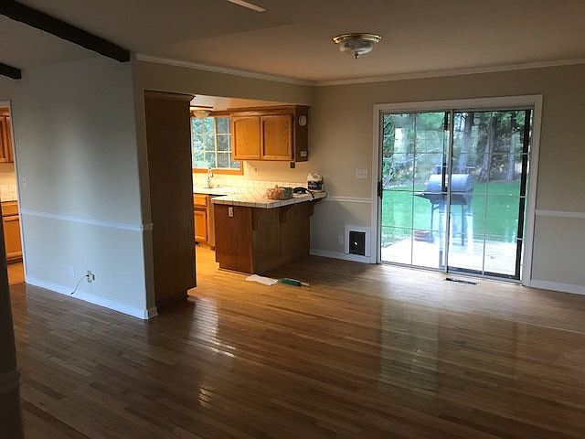 dining room to kitchen