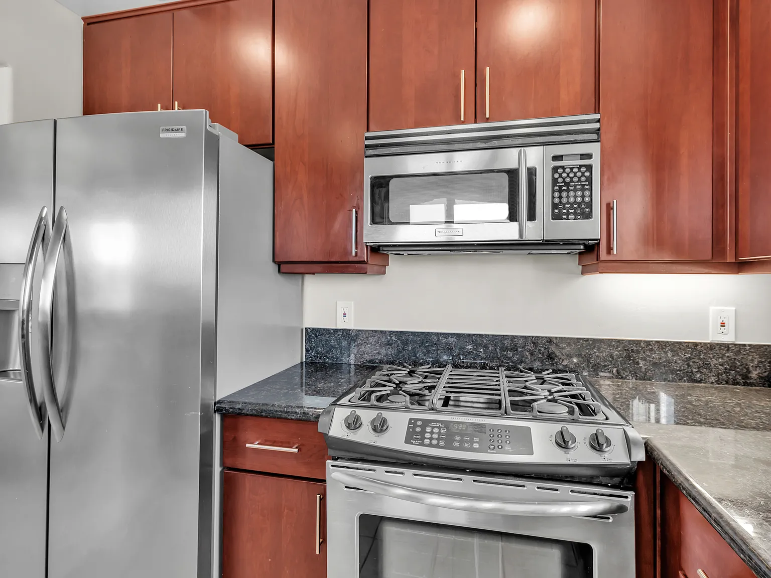 2 bed, 1001 sqft, $3,288 — Photo 2